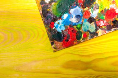 Resim paleti renkli ahşap zemin üzerine