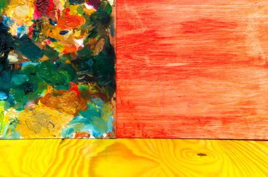 Resim paleti renkli ahşap zemin üzerine