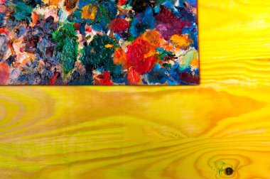 Resim paleti renkli ahşap zemin üzerine