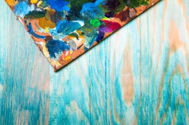 Resim paleti renkli ahşap zemin üzerine