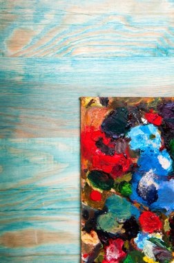 Resim paleti renkli ahşap zemin üzerine