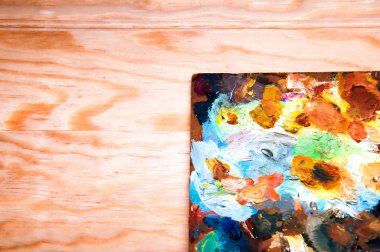 Resim paleti ahşap arka plan üzerinde
