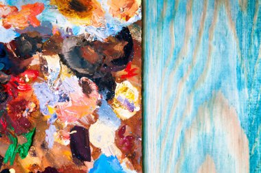 Resim paleti renkli ahşap zemin üzerine