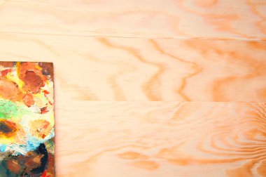 Resim paleti ahşap arka plan üzerinde