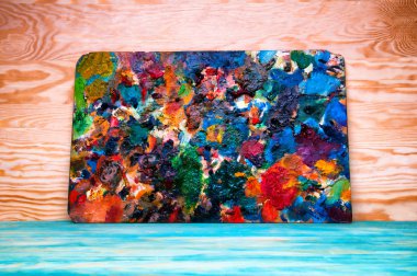 Resim paleti ahşap arka plan üzerinde