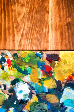 Resim paleti ahşap arka plan üzerinde