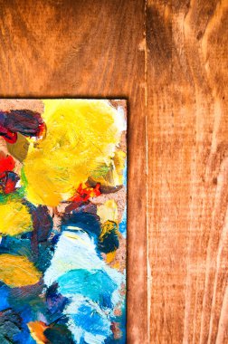 Resim paleti ahşap arka plan üzerinde