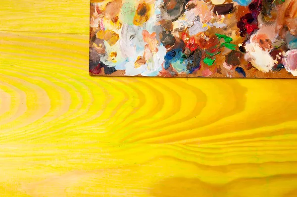 Resim paleti renkli ahşap zemin üzerine