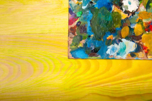 Resim paleti renkli ahşap zemin üzerine