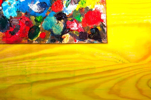 Палитра живописи на цветном деревянном фоне — стоковое фото