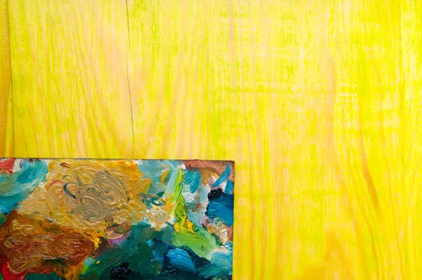 Малювання палітри на кольоровому дерев'яному фоні — стокове фото