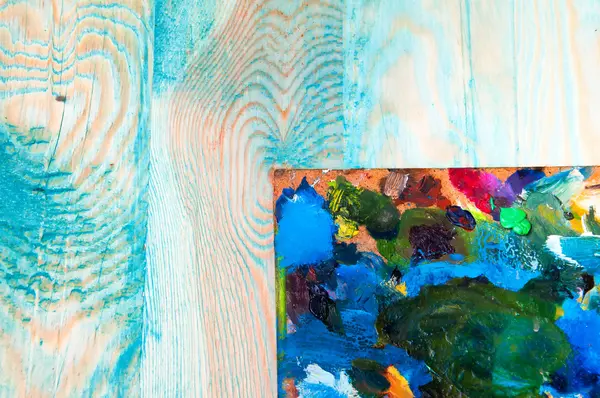 Resim paleti renkli ahşap zemin üzerine