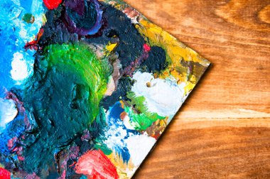 Resim paleti ahşap arka plan üzerinde