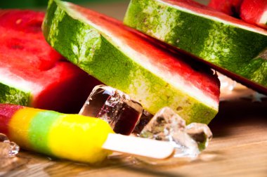 Karpuz ve ahşap arka plan dondurmanın parçalar