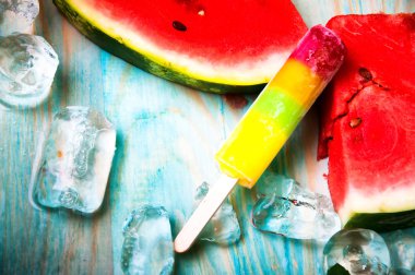 Karpuz ve mavi ahşap arka plan dondurmanın parçalar