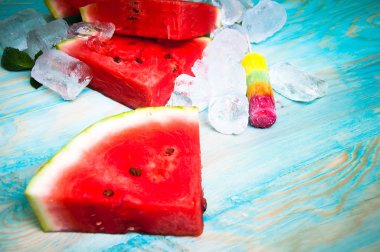 Karpuz ve mavi ahşap arka plan dondurmanın parçalar