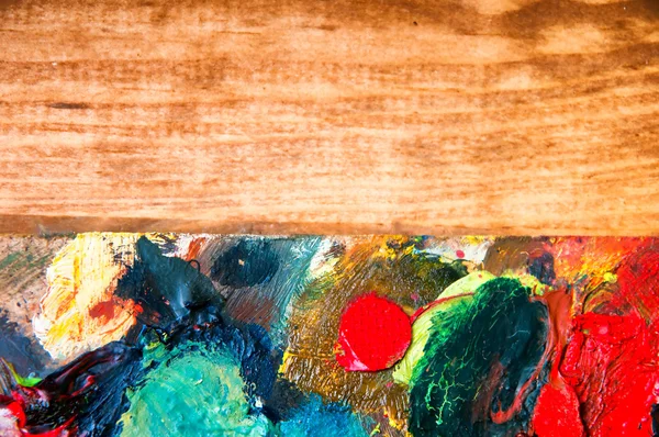Paleta de pintura em fundo de madeira — Fotografia de Stock