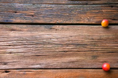 Eski ahşap arka plan iki Erik ile masa