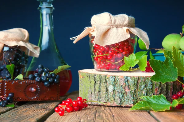 Preparations of red currant in old kitchen — Stock Photo, Image