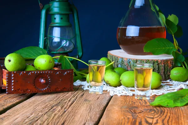 Gesunde hausgemachte Walnusstinktur — Stockfoto