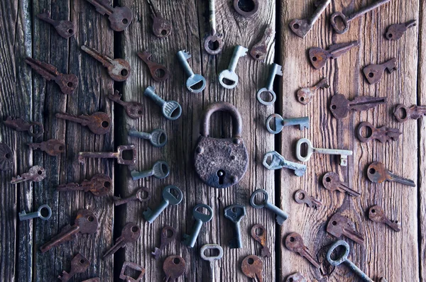 Vieux cadenas rouillé et clés sur fond en bois — Photo