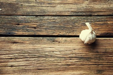 Tahta arka planda sarımsak