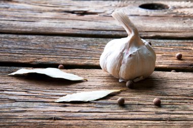 Sarımsak ve kurutulmuş herbson ahşap arka plan