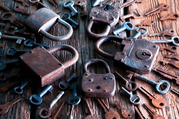 Antiguo candado oxidado y llaves sobre fondo de madera — Foto de Stock