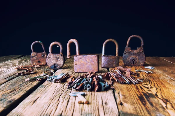 Antiguo candado oxidado y llaves sobre fondo de madera — Foto de Stock