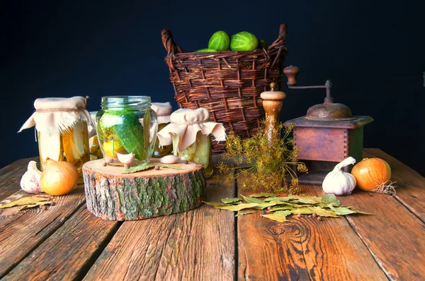 Voorbereiding van de augurken in potten — Stockfoto