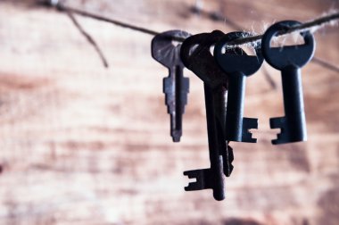 Bir sicim üzerinde asılı eski paslı anahtar taşı