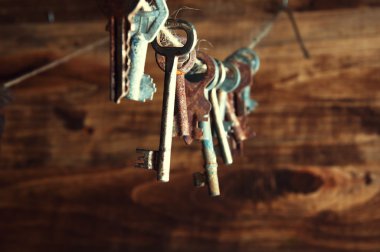 Bir sicim üzerinde asılı eski paslı anahtar taşı