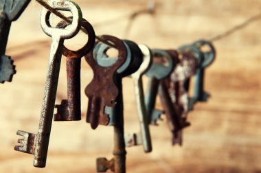 Bir sicim üzerinde asılı eski paslı anahtar taşı