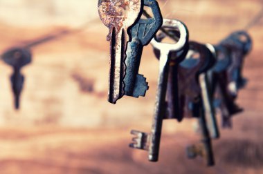 Bir sicim üzerinde asılı eski paslı anahtar taşı