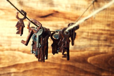 Bir sicim üzerinde asılı eski paslı anahtar taşı