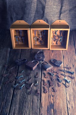 Eski anahtarları ve asma kilitler ile kutuları