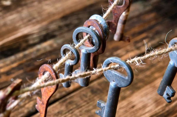 Velhas chaves enferrujadas penduradas em um cordel — Fotografia de Stock