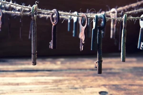 Alte rostige Schlüssel hängen an einem Bindfaden — Stockfoto