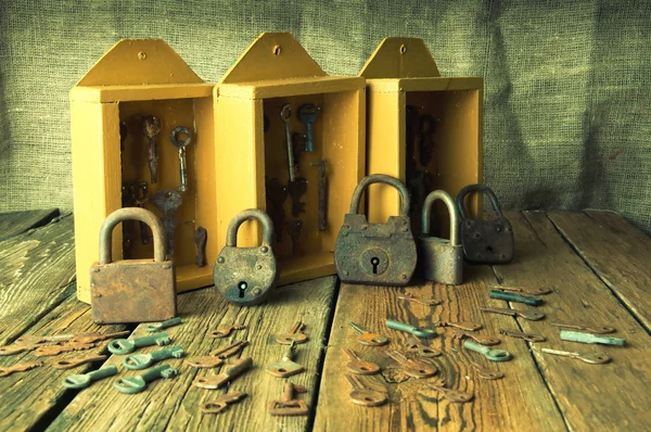 Cajas con llaves viejas y candados — Foto de Stock