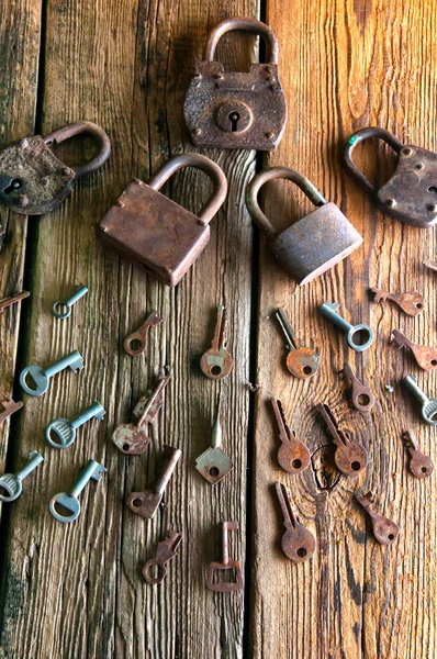 Antiguo candado oxidado y llaves sobre fondo de madera — Foto de Stock