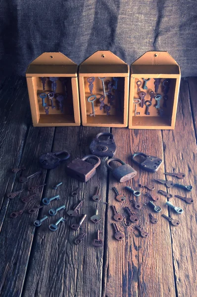 Eski anahtarları ve asma kilitler ile kutuları