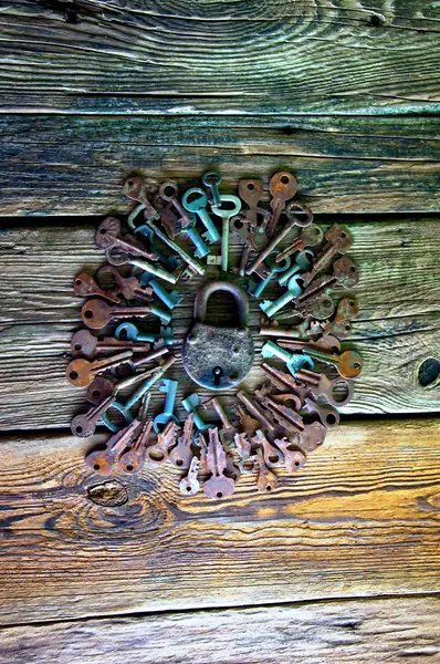 Vieux cadenas rouillé et clés sur fond en bois — Photo