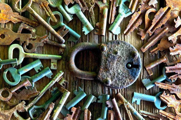 Gammal rostig hänglås och nycklar på trä bakgrund — Stockfoto