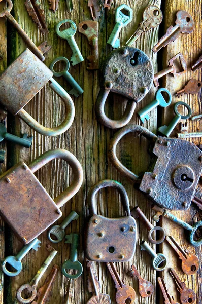 Starý rezavý zámek a klíče na dřevěné pozadí — Stock fotografie