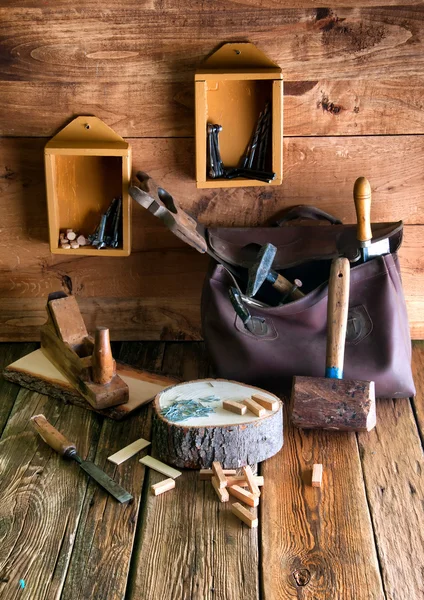 Schreinerwerkzeuge in Oldtimer-Werkstatt — Stockfoto