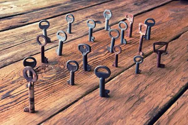 Vecchie chiavi arrugginite su sfondo di legno — Foto Stock