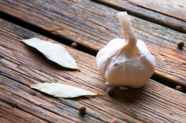 Sarımsak ve kurutulmuş herbson ahşap arka plan