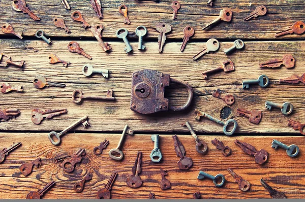 Vieux cadenas rouillé et clés sur fond en bois — Photo