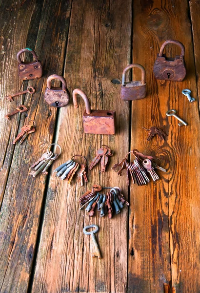 Старий іржавий замок і ключі на дерев'яному фоні — стокове фото
