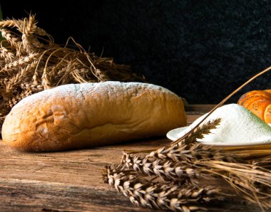 Ev yapımı somun ekmek ve maddeler